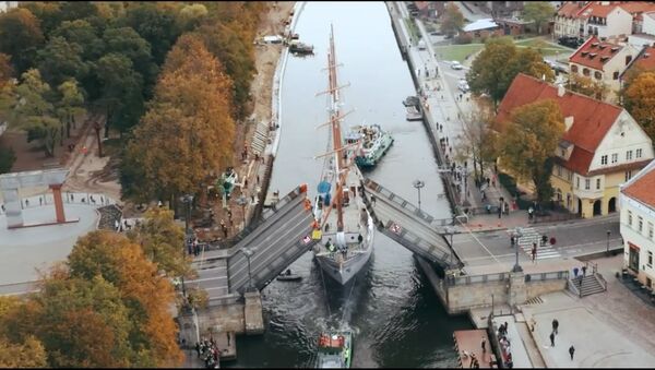 На видео показали, как символ Клайпеды переправили на ремонт в док - Sputnik Литва