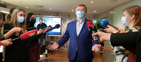 Председатель Союза крестьян и зеленых Литвы Рамунас Карбаускис беседует с журналистами - Sputnik Литва