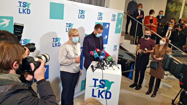  Ингрида Шимоните и Габриэлюс Ландсбергис  разговаривают с журналистами после объявления победы на всеобщих выборах в Литве, 25 октября 2020 года - Sputnik Lietuva