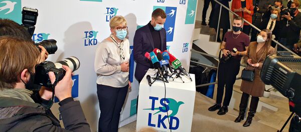  Ингрида Шимоните и Габриэлюс Ландсбергис  разговаривают с журналистами после объявления победы на всеобщих выборах в Литве, 25 октября 2020 года - Sputnik Литва