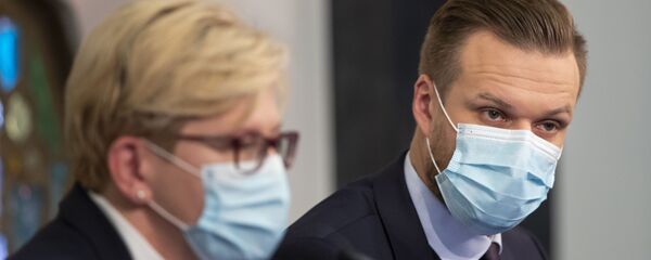 Лидеры партии Союз Отечества — Литовские христианские демократы Ингрида Шимоните и Габриэлюс Ландсбергис выступают на прессконференции - Sputnik Литва