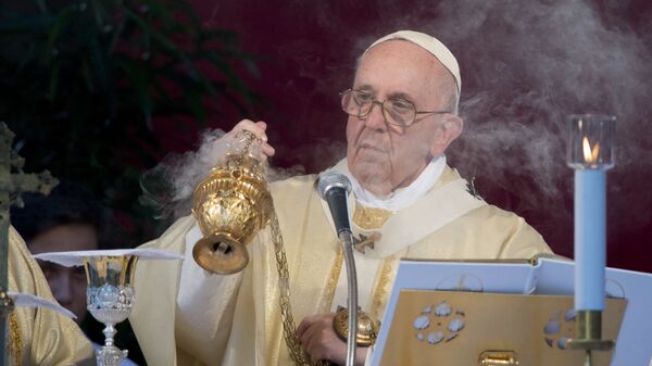 Папа Франциск отслуживает мессу на римском кладбище Верано по случаю празднования Дня всех святых - Sputnik Lietuva