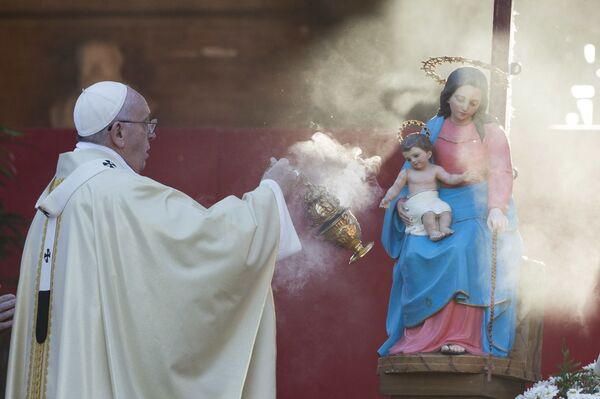 Папа Франциск освящает статую Девы Марии с младенцем Иисусом на День всех святых - Sputnik Литва