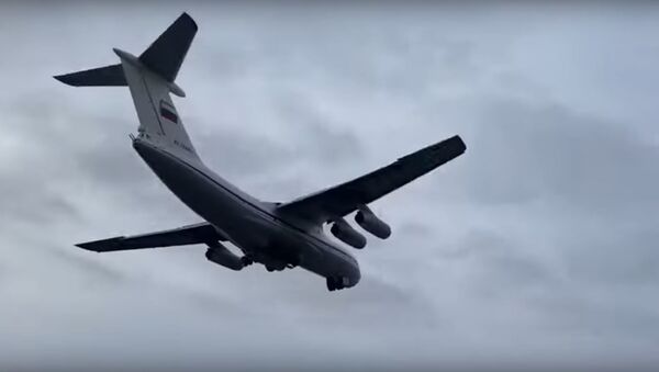 Bombardavimas ir šaudymas iš laivagalio patrankų: nufilmuoti Il-76 manevrai  - Sputnik Lietuva
