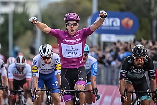 Литовский велогонщик с командой взял на Джиро Fire Play - Sputnik Литва