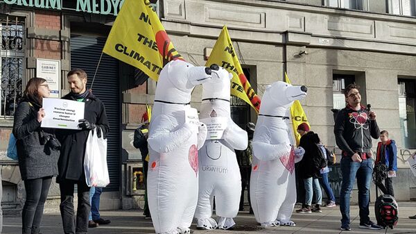 Активисты в костюмах белых медведей, выступающие за использование ядерной энергии взамен ископаемых видов топлива, во время климатического марша в Катовице, Польша - Sputnik Lietuva