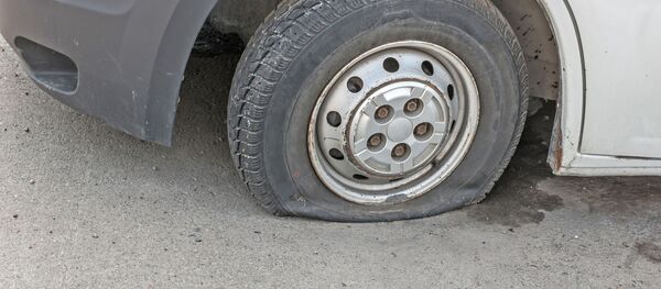 Проколотое колесо автомобиля - Sputnik Литва