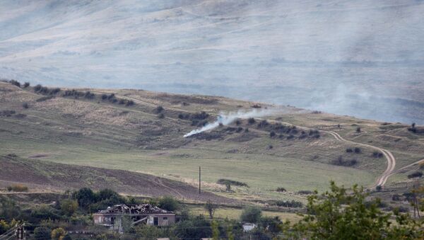 Дым на окраине города Мартуни в Нагорном Карабахе после обстрела - Sputnik Lietuva
