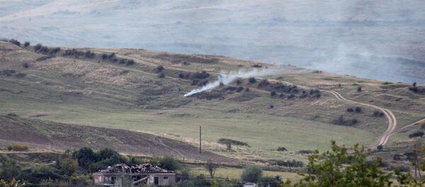 Дым на окраине города Мартуни в Нагорном Карабахе после обстрела Дым на окраине города Мартуни в Нагорном Карабахе после обстрела - Sputnik Lietuva