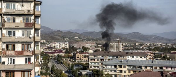 Дым от пожара над домами города Степанакерт - Sputnik Литва