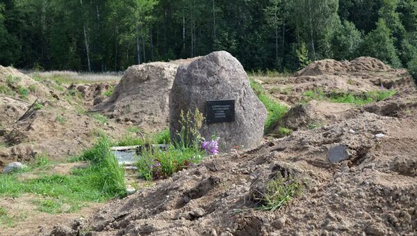 Место раскопок в районе деревни Жестяная Горка, где следователи обнаружили около 500 тел жертв латвийских карателей  - Sputnik Lietuva