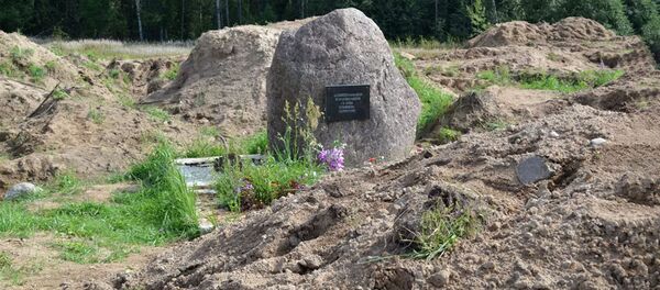 Место раскопок в районе деревни Жестяная Горка, где следователи обнаружили около 500 тел жертв латвийских карателей Место раскопок в районе деревни Жестяная Горка, где следователи обнаружили около 500 тел жертв латвийских карателей - Sputnik Lietuva