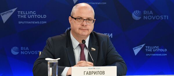 Valstybės Dūmos Pilietinės visuomenės plėtros komiteto vadovas visuomeninių ir religinių asociacijų klausimais Sergejus Gavrilovas Valstybės Dūmos Pilietinės visuomenės plėtros komiteto vadovas visuomeninių ir religinių asociacijų klausimais Sergejus Gavrilovas - Sputnik Lietuva