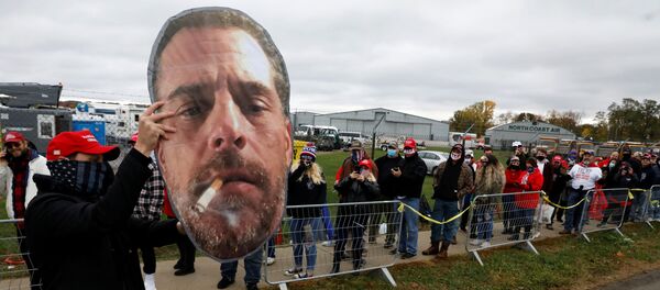 Сторонник президента США Дональда Трампа c фотографией Хантера Байдена в международном аэропорту Эри в штате Пенсильвания Сторонник президента США Дональда Трампа c фотографией Хантера Байдена в международном аэропорту Эри в штате Пенсильвания - Sputnik Lietuva