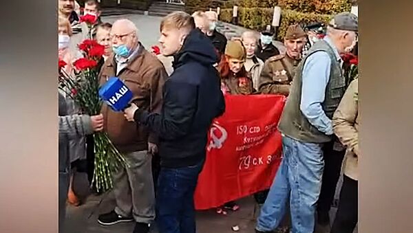 Nufilmuotas konfliktas tarp veteranų ir policijos dėl Pergalės vėliavos Ukrainoje - Sputnik Lietuva