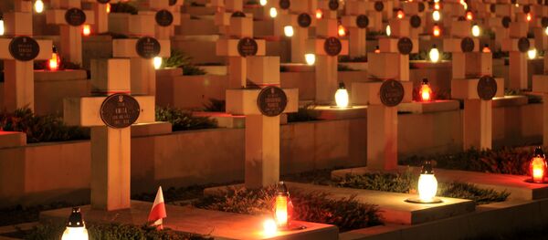 Свечи на могилах в День поминовения усопших - Sputnik Литва