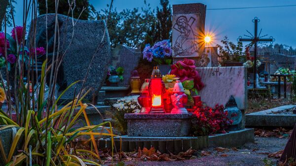 Gėlės ir žvakės ant kapų - Sputnik Lietuva