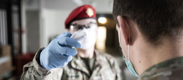Солдату измеряют температуру  - Sputnik Литва