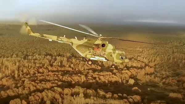 Terminatoriai danguje: vaizdo įrašas iš kovinių sraigtasparnių pratybų Vakarų Rusijoje - Sputnik Lietuva
