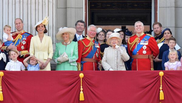 Королева Елизавета в окружении членов семьи - Sputnik Литва