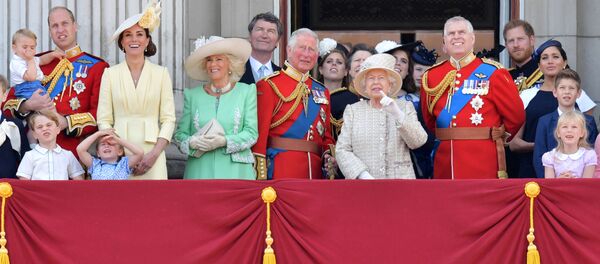 Королева Елизавета в окружении членов семьи Королева Елизавета в окружении членов семьи - Sputnik Литва
