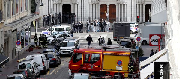 Служба безопасности работает в районе нападения в Ницце, 29 октября 2020 года - Sputnik Литва