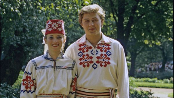 Žmonės, apsirengę baltarusių nacionaliniais drabužiais - Sputnik Lietuva