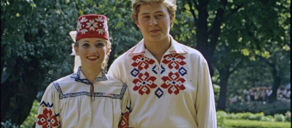 Žmonės, apsirengę baltarusių nacionaliniais drabužiais Žmonės, apsirengę baltarusių nacionaliniais drabužiais - Sputnik Lietuva