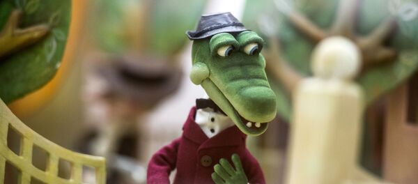 Стенд с персонажами мультфильма Крокодил Гена и Чебурашка на выставке Нереальные герои, художники и персонажи Союзмультфильма Стенд с персонажами мультфильма Крокодил Гена и Чебурашка на выставке Нереальные герои, художники и персонажи Союзмультфильма - Sputnik Lietuva