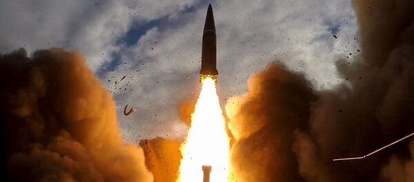 Учебно-боевой пуск ракеты ОТРК «Искандер-М» в рамках контрольного учения в Оренбургской области - Sputnik Литва