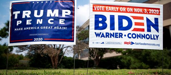 Плакаты в поддержку кандидатов в президенты США для досрочного голосования Плакаты в поддержку кандидатов в президенты США для досрочного голосования - Sputnik Lietuva