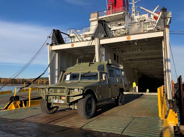 ВС Литвы показали на видео прибытие военной техники из Испании ВС Литвы показали на видео прибытие военной техники из Испании - Sputnik Литва