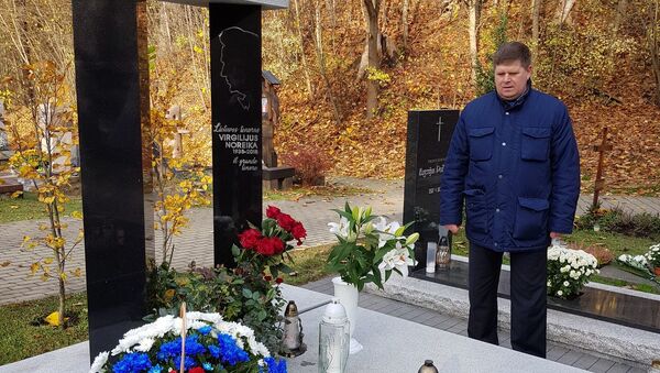 Возложили цветы к могиле оперного певца Виргилиюса Норейки - Sputnik Литва