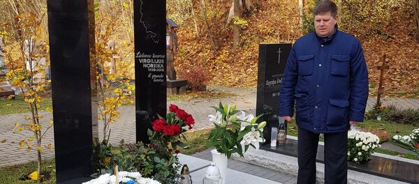 Возложили цветы к могиле оперного певца Виргилиюса Норейки - Sputnik Литва