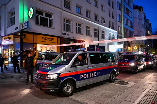 Paviešintas vaizdo įrašas iš išpuolio Vienos centre vietos — video