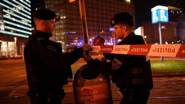 Полицейские охраняют территорию после перестрелки в Вене, Австрия, 3 ноября 2020 года - Sputnik Lietuva