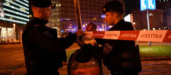 Полицейские охраняют территорию после перестрелки в Вене, Австрия, 3 ноября 2020 года - Sputnik Lietuva