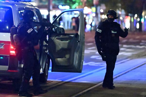 Очевидцы поделились видео с места стрельбы в центре Вены - Sputnik Литва