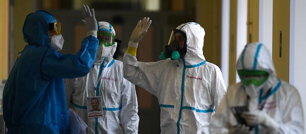 Медики в защитных костюмах - Sputnik Литва