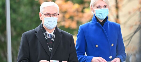 Член Сейма Зигмантас Бальчитис и председатель ГИК Лаура Матийошайтите - Sputnik Литва