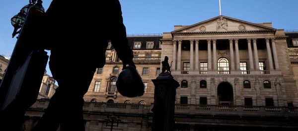 Силуэт человека на фоне Банка Англии, пандемия коронавируса - Sputnik Литва