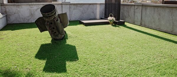 Nukritusio sviedinio dalis Stepanakerto kapinėse Nukritusio sviedinio dalis Stepanakerto kapinėse - Sputnik Lietuva