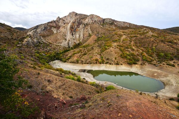 Обмелевшее горное озеро Панагия в поселке Зеленогорье в Крыму - Sputnik Lietuva
