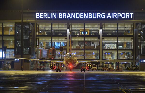 Самолет перед зданием нового международного аэропорта Берлин-Бранденбург имени Вилли Брандта в Германии - Sputnik Литва