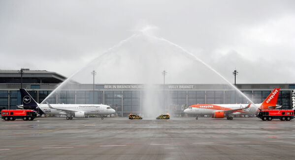 Самолеты компаний Lufthansa и EasyJet на взлетно-посадочной полосе нового международного аэропорта Берлин-Бранденбург имени Вилли Брандта в Германии - Sputnik Литва