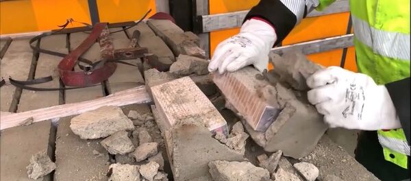 Таможня Литвы показала на видео демонтаж контрабанды сигарет из цемента - Sputnik Литва