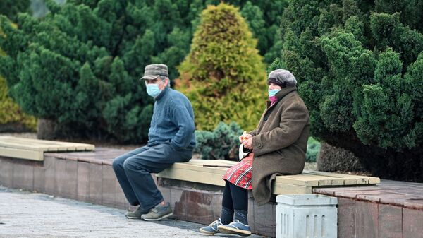 Пожилые люди в масках сидят на лавочке в Вильнюсе - Sputnik Литва