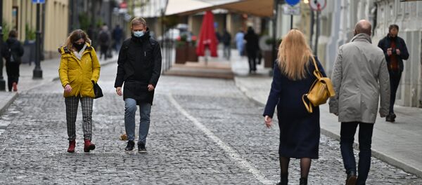 Прохожие на улице в Вильнюсе Прохожие на улице в Вильнюсе - Sputnik Литва