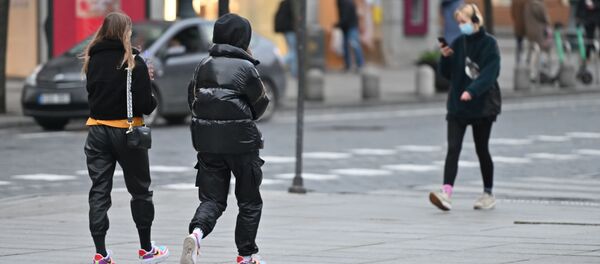 Прохожие на улице в Вильнюсе Прохожие на улице в Вильнюсе - Sputnik Lietuva