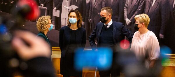 Армонайте, Ингрида Шимоните, Габриэлис Ландсбергис, Виктория Чмилите на подписании коалиционного соглашения Армонайте, Ингрида Шимоните, Габриэлис Ландсбергис, Виктория Чмилите на подписании коалиционного соглашения - Sputnik Lietuva